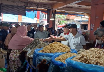 Kunjungi Pasar Tanjung Bajure, Pasangan cawako-Wawako Pusri Amsyi-Mulyadi Yacoub di sambut Hangat Para Pedagang
