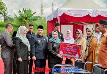 Bupati Kasmarni Serahkan Bantuan Alat Bantu Diri, Penampungan Air Hujan dan Sarana Prasana Panti Asuhan