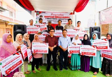 Wako Ahmadi Serahkan Bantuan Bedah Rumah dan Jamban Sehat