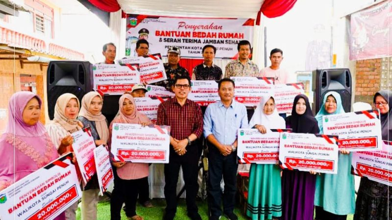 Wako Ahmadi Serahkan Bantuan Bedah Rumah dan Jamban Sehat