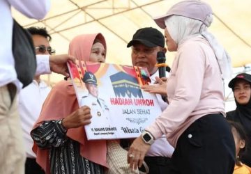 Warga Desa Sukaratu dan Taman Agung Dapat Hadiah Umrah Jalan Sehat Wisata Gembira Kecamatan Kalianda