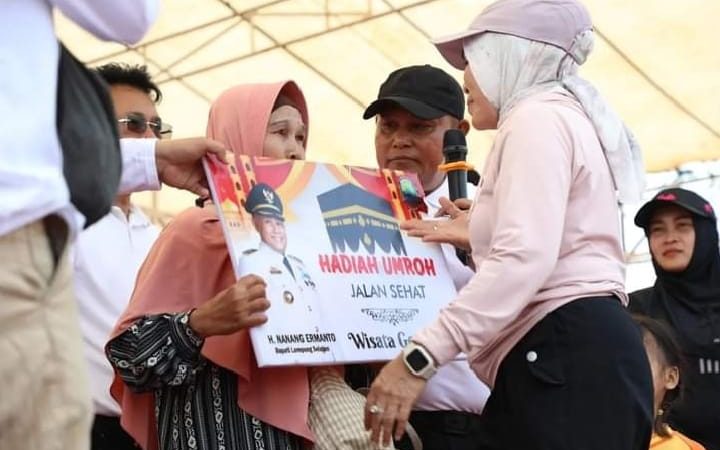 Warga Desa Sukaratu dan Taman Agung Dapat Hadiah Umrah Jalan Sehat Wisata Gembira Kecamatan Kalianda