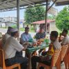 Kapolsek Kempas Ngopi Bareng dengan Tokoh Masyarakat, Sampaikan Pilkada Damai
