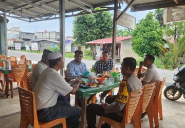 Kapolsek Kempas Ngopi Bareng dengan Tokoh Masyarakat, Sampaikan Pilkada Damai