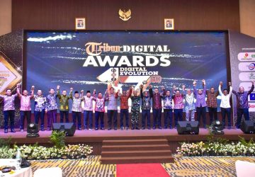 Mewakili Pj Bupati Kampar, Plt Kadis Kominfo Kampar Terima Penghargaan Tribun Award Kategori “Bupati Peduli Investasi”