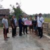 Komitmen Dukung Program Pemerintah Dalam Entaskan RTLH, Kades Artaji Salurkan Bantuan Dana Kepada 2 Warga