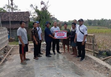 Komitmen Dukung Program Pemerintah Dalam Entaskan RTLH, Kades Artaji Salurkan Bantuan Dana Kepada 2 Warga
