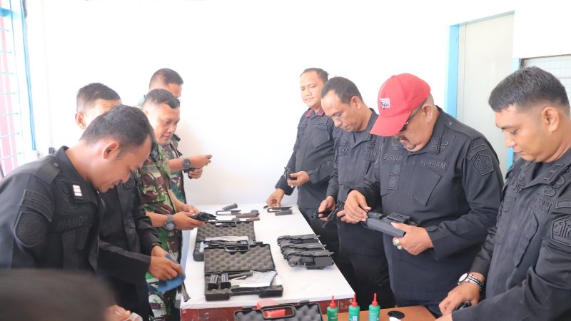 Pastikan Senpi dalam Kondisi Prima, Lapas Pasir Pengaraian Lakukan Pembersihan dan Perawatan Rutin