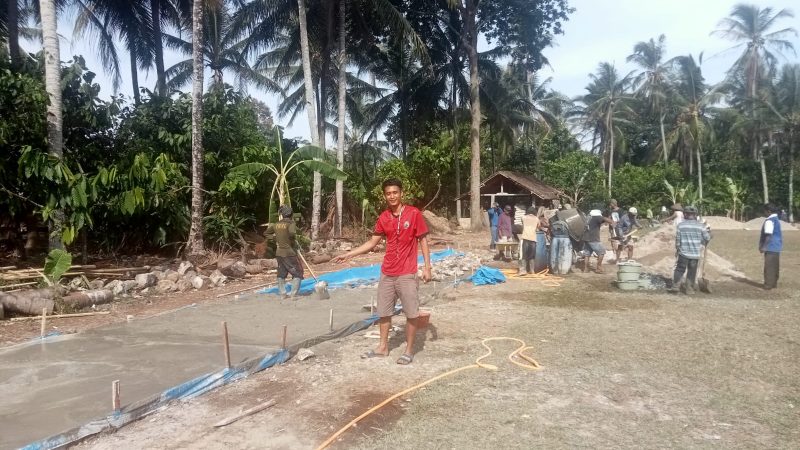 Kades Rawi Waqafkan Tanah Orang Tua untuk Pembangunan Jalan Rabat Beton di Desa