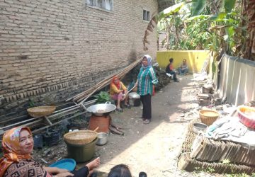 Luar Biasa! Semangat Para Ibu PKK Desa Taman Sari Dalam Menyiapkan Makan Siang Peserta Musrenbangdes