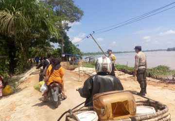 Jalan Longsor di Desa Pekan Tua, Kapolsek Kempas Minta Pengendara R4 Lewat Jalur Simpang Granit