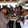 Kapolres Bintan Memberikan Kue Ulang Tahun dan Mengucapkan Selamat Ulang Tahun Kepada TNI-AL