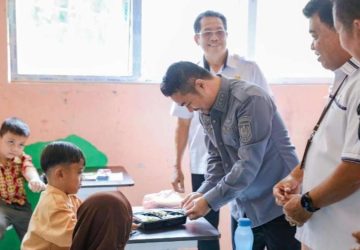 Simulasi Makan Siang Bergizi di SDN 185 dan SMPN 49 Berjalan Lancar