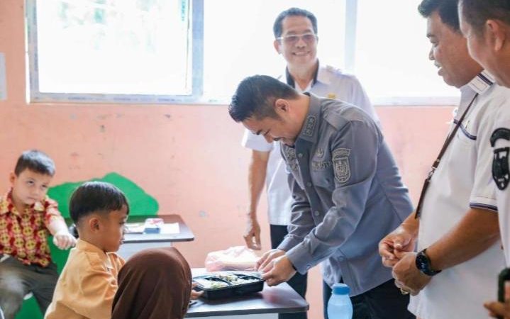 Simulasi Makan Siang Bergizi di SDN 185 dan SMPN 49 Berjalan Lancar