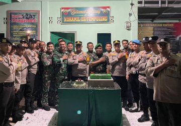 Ucapkan HUT TNI, Polsek Kempas dan Polsek Tempuling Berikan Surprise ke Koramil 03