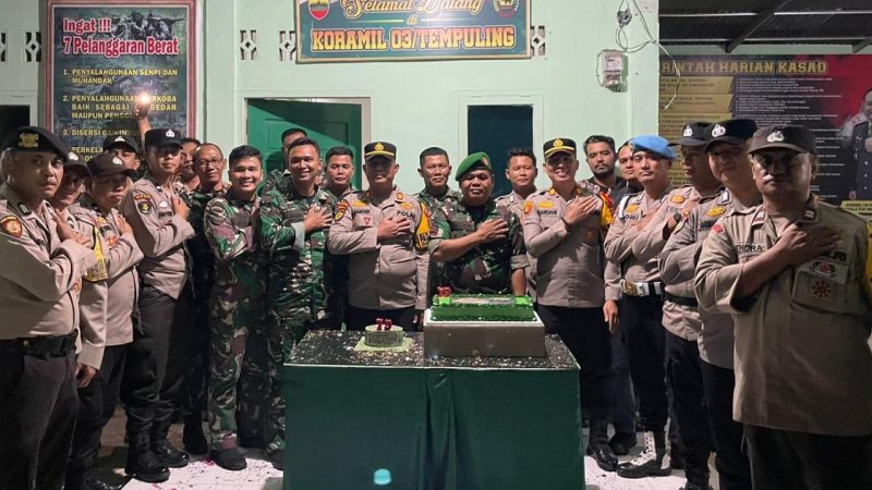 Ucapkan HUT TNI, Polsek Kempas dan Polsek Tempuling Berikan Surprise ke Koramil 03