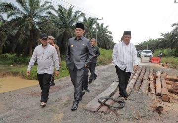 Pjs Bupati Tanjabbar Tinjau Jalan Rusak di Dua Desa
