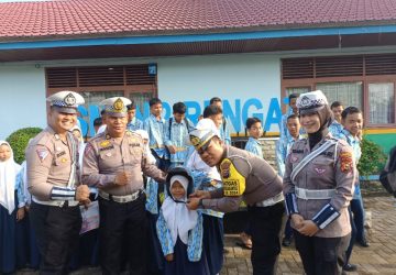 Satlantas Polres Inhu Bagikan Helm Gratis dan Sosialiasi Lomba Konten Video Riau Adalah Kita