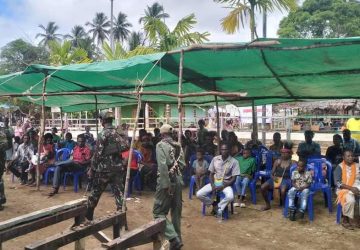 Personel Satgas Pamtas RI-PNG Yonif 141/AYJP Gelar Pengamanan Pernikahan Masal