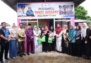 Bersama Pj Bupati Kampar, Ketua Pembina Posyandu Kampar Ricana Djayanti Serahkan Bantuan Makanan Tambahan