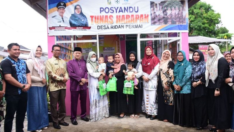 Bersama Pj Bupati Kampar, Ketua Pembina Posyandu Kampar Ricana Djayanti Serahkan Bantuan Makanan Tambahan