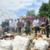 Kejari Bengkalis Musnahkan Barang Bukti Berupa Ribuan Sepatu dan Tas Bekas