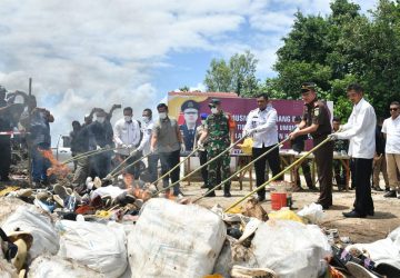 Kejari Bengkalis Musnahkan Barang Bukti Berupa Ribuan Sepatu dan Tas Bekas