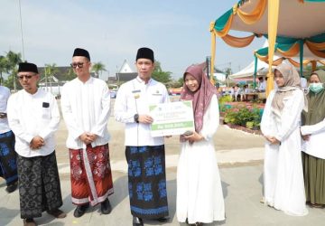 Pjs Bupati Tanjabbar dr H MHD Fery Kusnadi, Sp.OG memimpin upacara Peringatan Hari Santri Nasional di Alun-Alun