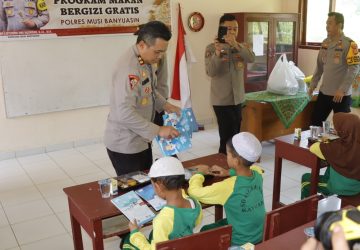 Kapolres Muba Membagikan Makanan Siang Bergizi Gratis ke Pelajar di SD