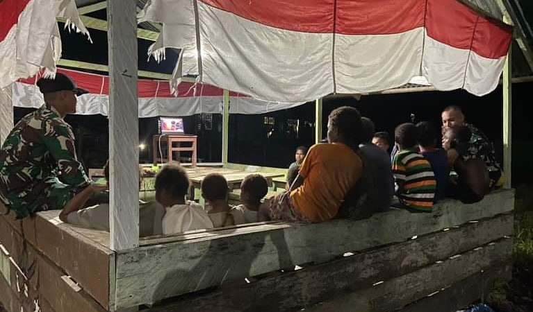 Keseruan Anak-Anak Papua Diajak Nonton Bareng bersama Satgas Pamtas Yonif 141/AYJP