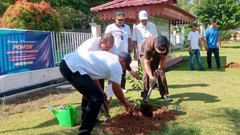 Peringati Hari Lingkungan Hidup Sedunia 2024, Sekda Rohul Ikuti Penanaman Pohon