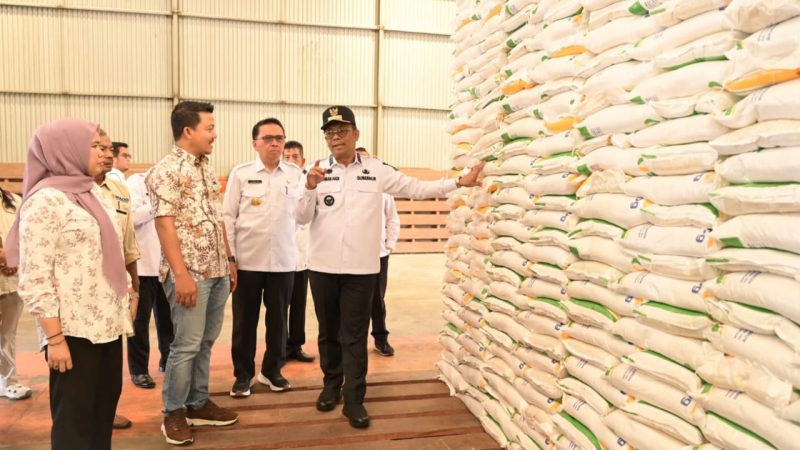Pj Gubri Bersama Pjs Bupati Bengkalis Tinjau Gudang Bulog, Stok Beras Sampai Akhir Tahun Sudah Terpenuhi