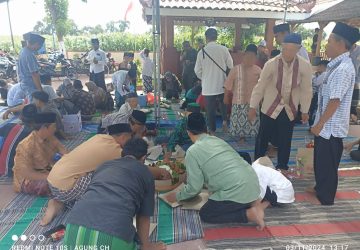 Kali ke-7 Ngaji Bareng, Kapolsek Dlanggu Kunjungi Warga Banjarsari saat Gelar Kenduri di Makam Umum Mbah Sentono