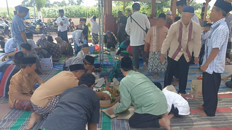 Kali ke-7 Ngaji Bareng, Kapolsek Dlanggu Kunjungi Warga Banjarsari saat Gelar Kenduri di Makam Umum Mbah Sentono