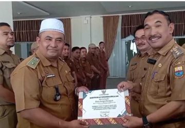 PJ Bupati Kerinci Serahkan Penghargaan kepada 10 Kepala Desa Berprestasi