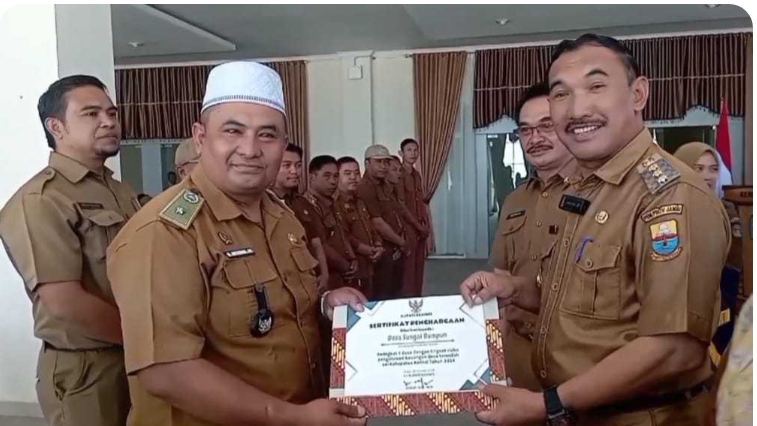 PJ Bupati Kerinci Serahkan Penghargaan kepada 10 Kepala Desa Berprestasi