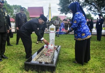 Peringati Hari Pahlawan, Pjs Bupati Bengkalis Tavip Ziarah ke Makam Pahlawan