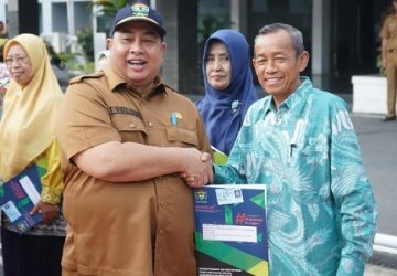 Sekda Serahkan SK Pensiunan Pegawai dan Bantuan Purna Bakti Korpri