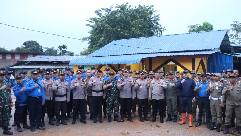 Dukung 100 Hari Asta Cita Presiden RI, Polresta Barelang Bersama Tim Terpadu Robohkan Tempat Penyalahgunaan Narkoba di Kampung Madani