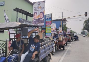 Benner Paslon Nomor Urut 02 Berjejer Di Depan Kantor Desa Gejagan, kec Loceret
