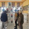 Kapolsek Kempas Bersama Forkopimcam Cek Logistik Pilkada 2024 di Gudang PPK Kempas