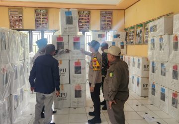 Kapolsek Kempas Bersama Forkopimcam Cek Logistik Pilkada 2024 di Gudang PPK Kempas