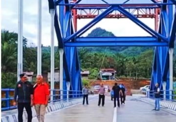 Pj Bupati Asraf  Kagumi Jembatan Megah Kelok Sago Hadiah Gubernur Alharis Untuk Masyarakat Kerinci