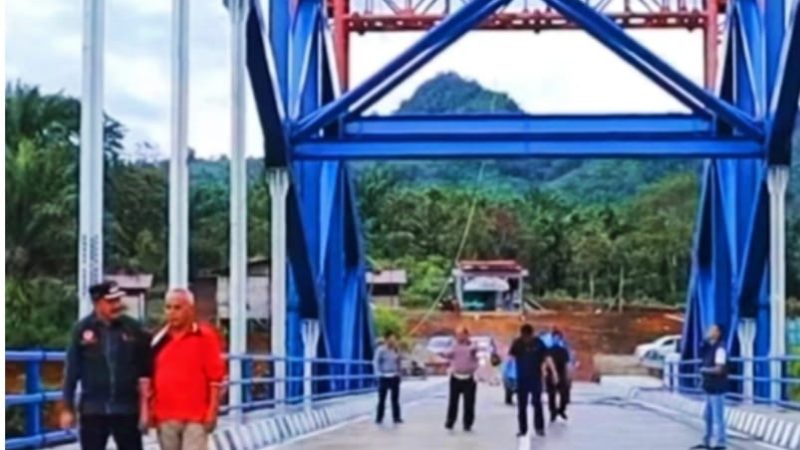 Pj Bupati Asraf  Kagumi Jembatan Megah Kelok Sago Hadiah Gubernur Alharis Untuk Masyarakat Kerinci