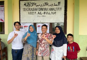 Pj Bupati Kampar Hambali Bersama Keluarga Berikan Hak Suara pada Pilkada Serentak 2024 di TPS 01 Salo Timur Kecamatan Salo