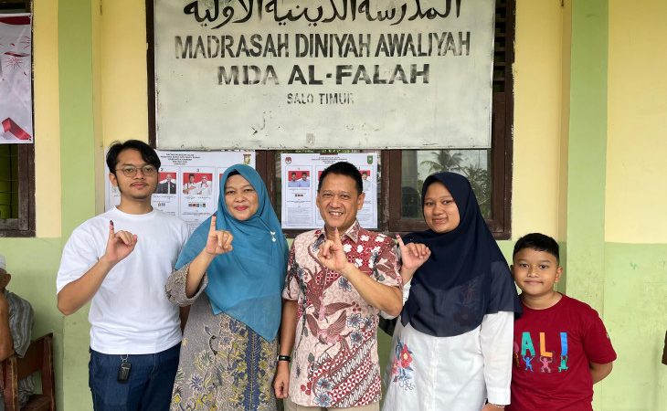 Pj Bupati Kampar Hambali Bersama Keluarga Berikan Hak Suara pada Pilkada Serentak 2024 di TPS 01 Salo Timur Kecamatan Salo