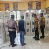 Kapolsek Kempas Bersama Ketua PPK Lakukan Pengecekan Logistik Pilkada di Gudang PPK Pasca Pencoblosan