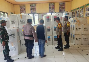 Kapolsek Kempas Bersama Ketua PPK Lakukan Pengecekan Logistik Pilkada di Gudang PPK Pasca Pencoblosan