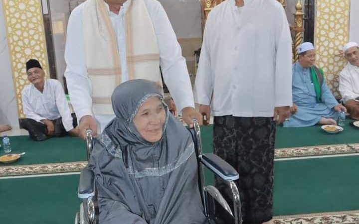 Bupati Anwar Sadat Berikan Bantuan Kursi Roda kepada Nenek Zainah