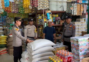 Kapolsek Kempas Pantau Harga Bahan Pokok Pasca Pilkada Riau 2024